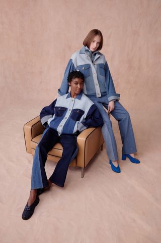 Paula Raia e Canatiba em look denim azul, slide 1.