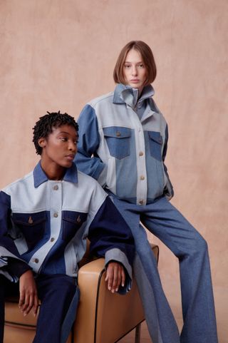 Paula Raia e Canatiba em look denim azul, slide 10.
